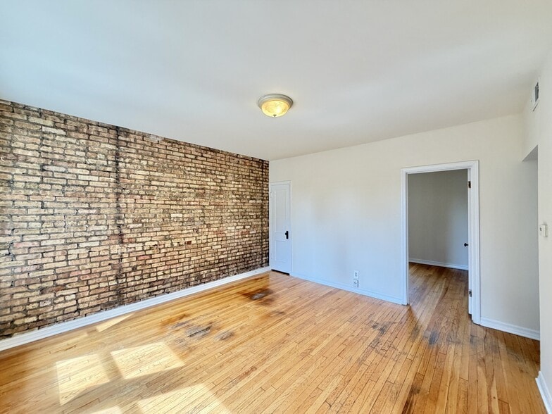 Building Photo - 3040 W Wellington Ave