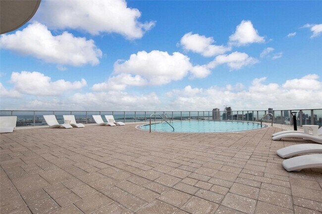 Building Photo - 851 NE 1st Ave