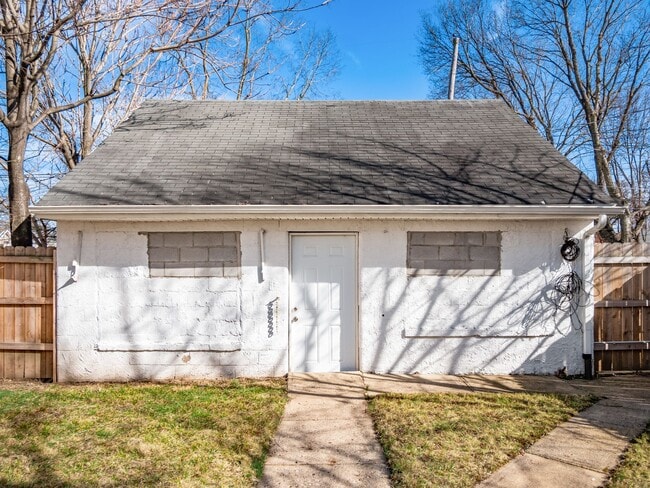 Building Photo - 522 Kelton Ave