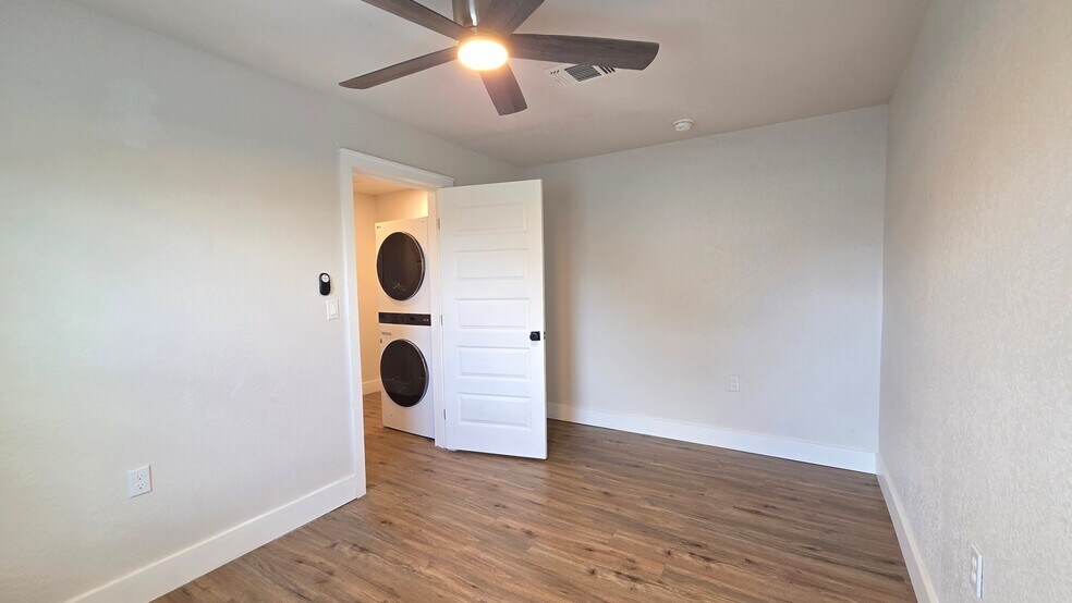 Building Photo - 607 E 12th St