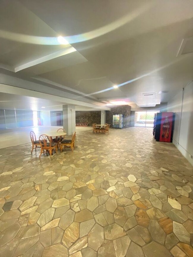 Building Photo - Renovated studio unit at the Five Regents