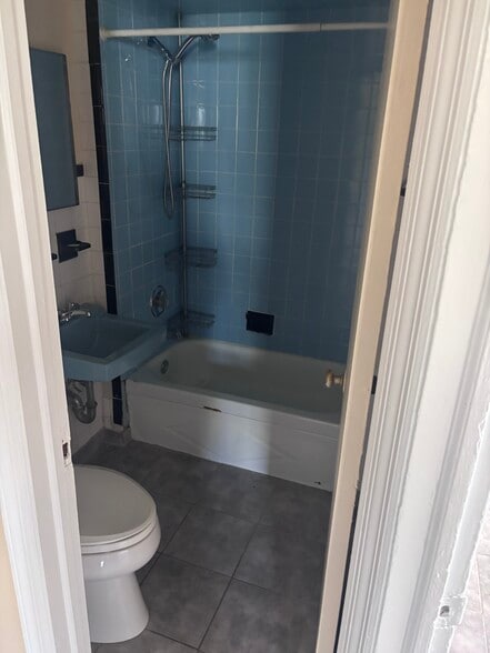 bathroom - 140 North Ave