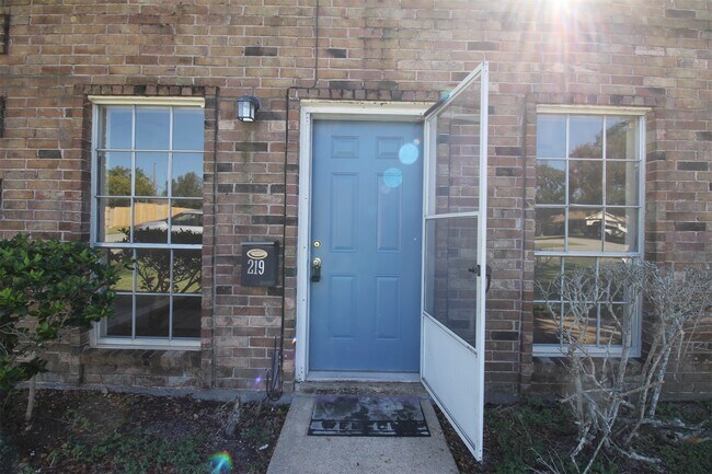 Building Photo - 219 W F St