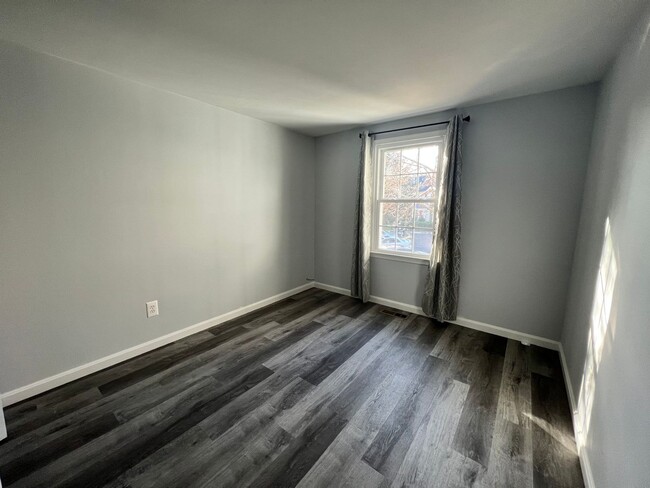 Building Photo - Newly Renovated 4 BR/3.5 BA Townhome in Su...