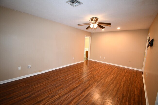 Building Photo - 604 Derouen St