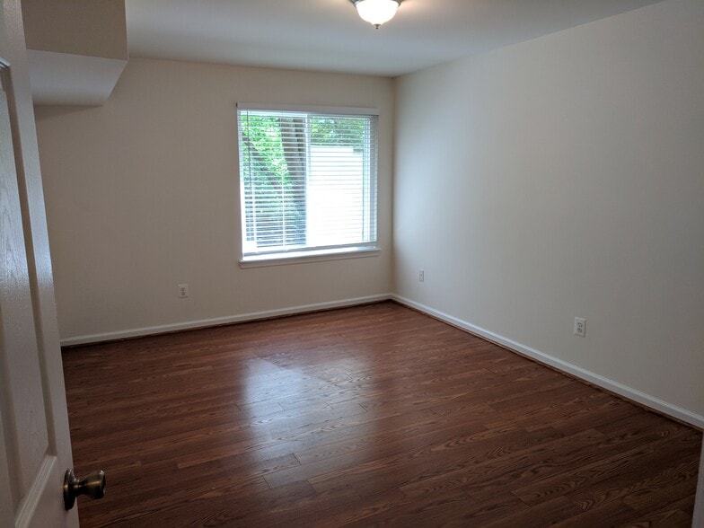 Large single bedroom with closets - 4705 Tecumseh St