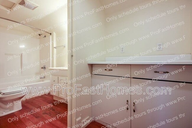 Building Photo - 3232 N Michigan Ave