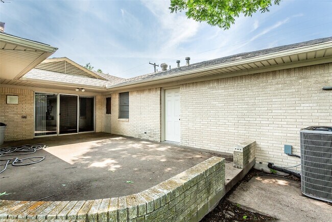 Building Photo - 6105 E University Blvd