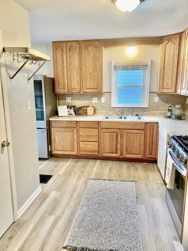 Great kitchen w/see through refrigerator - 5223 Ralston Ave