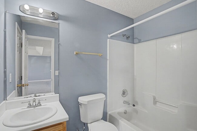 Building Photo - Now Available! 3 Bed 3 Bath Duplex