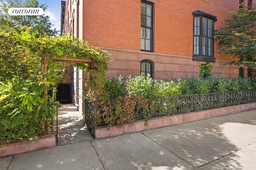 Building Photo - 145 Gates Ave