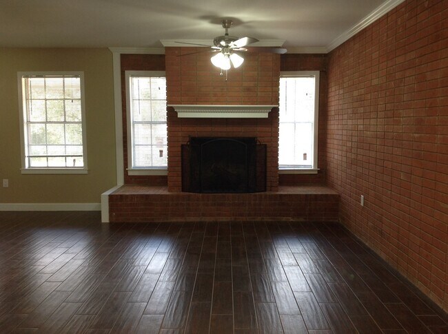Building Photo - Gorgeous Remodel - North Austin Home!