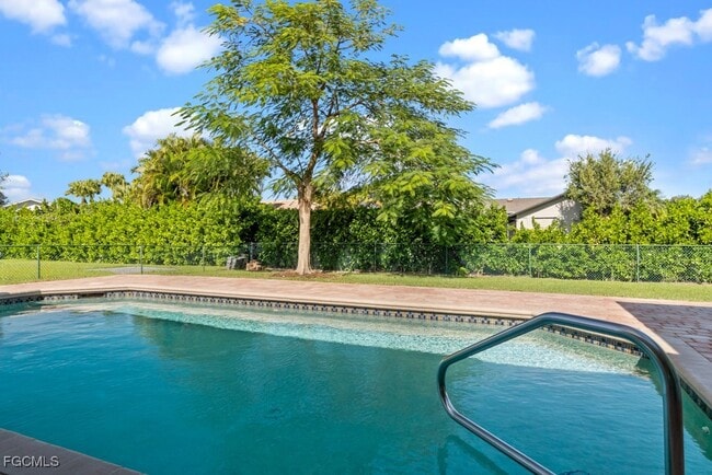 Building Photo - 1384 Burgundy Dr