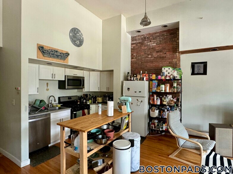 Building Photo - 108 Central St