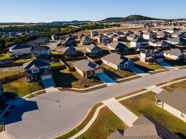 Building Photo - Beautiful 4bed/2 bath