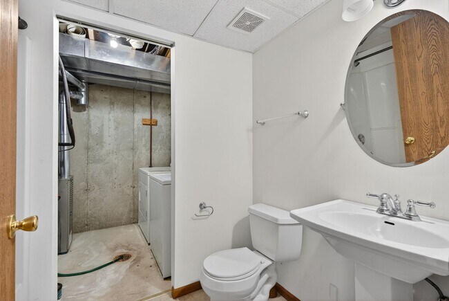 Building Photo - Charming 3 Bedroom with Garage!