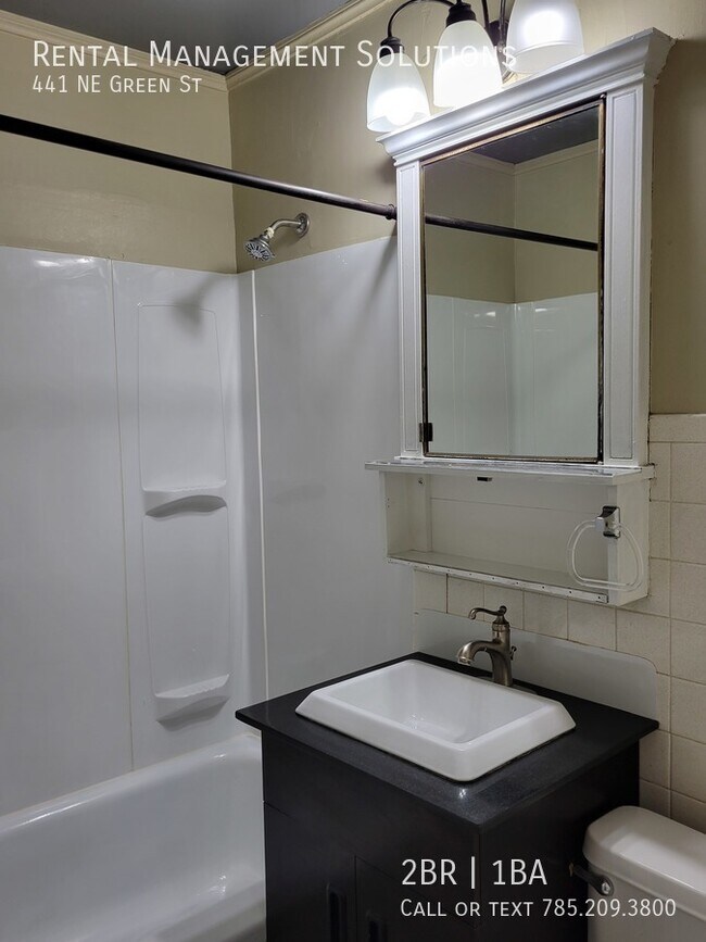 Building Photo - *2-CAR GARAGE* 441 NE Green St - 2 BED/1 BATH