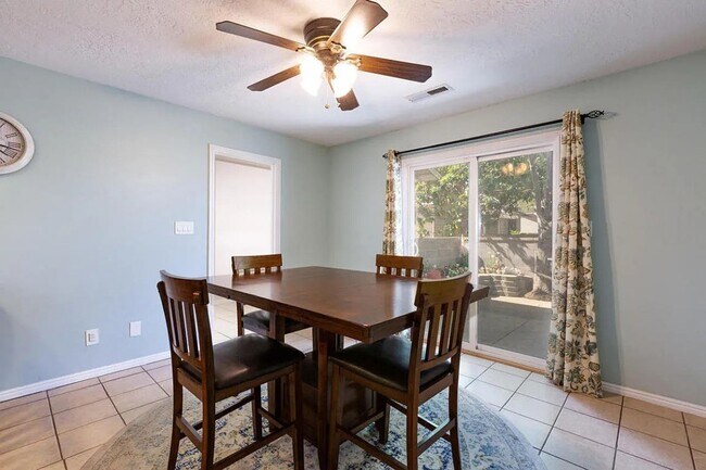 Building Photo - Easy Living! 3 Bedroom Home Condo in St. G...