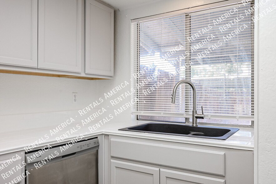 Building Photo - 10100 N 89th Ave