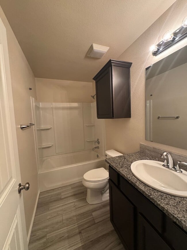 Building Photo - Located in Heritage Hills!!! 3/2/2 Fabulou...