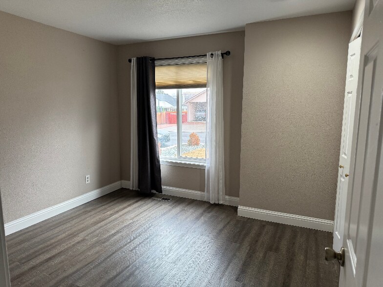 Building Photo - 3372 Bonnivew Dr