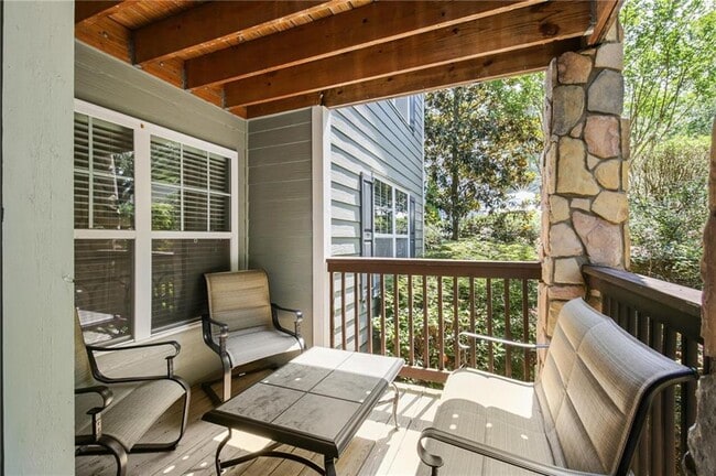 Building Photo - 1002 Madison Ln S E