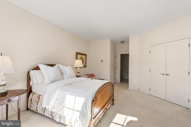 Building Photo - 7440 Old Maple Square