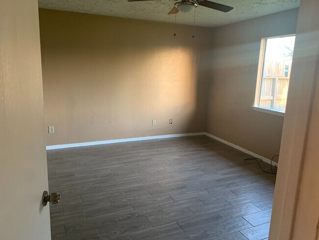 Building Photo - 3 bedroom, 2 bath Duplex to Make Home