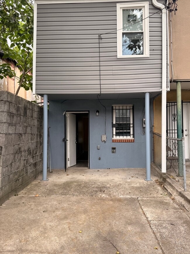 Building Photo - 1737 N Dallas St