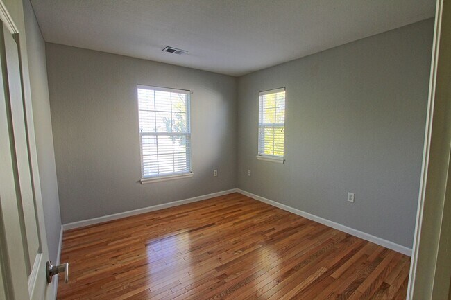 Building Photo - 1467 Bergen Rock St