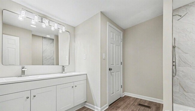 Building Photo - 5050 Park Creek Dr