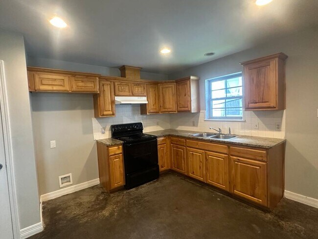 Building Photo - 1725 Lakeshore Dr