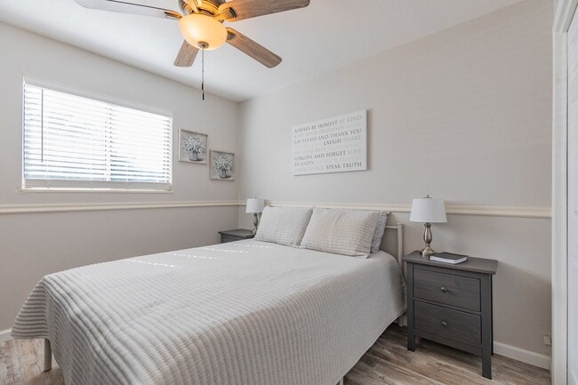 Building Photo - Super cute updated home!