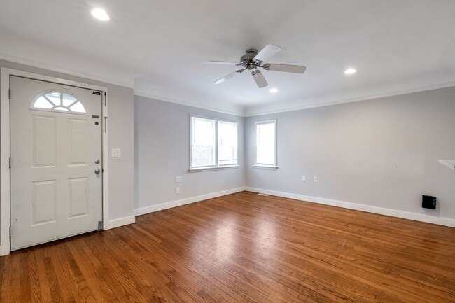 Building Photo - 6 month lease only no extensions Greenwood bungalow