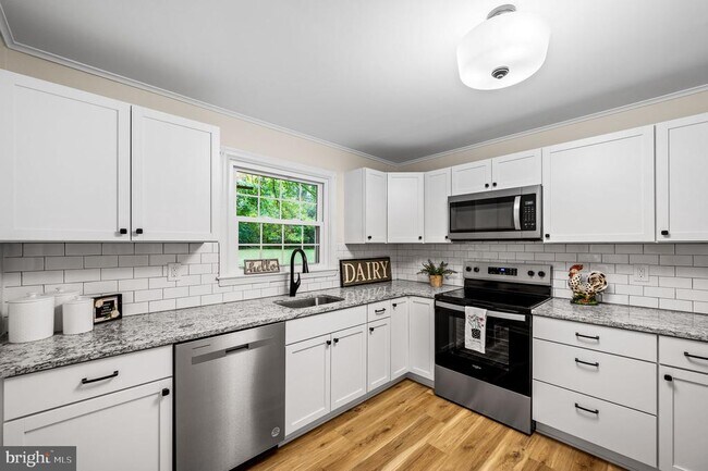 Building Photo - 7 E Rhodes Ave