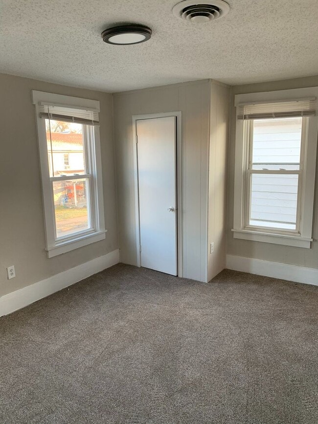 Building Photo - Rent Special Available! Pet Friendly 2 Sto...