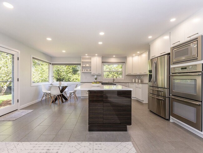 Building Photo - 4 BD remodeled Sylvan Heights home!