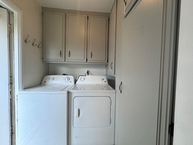 Building Photo - 3 bed & 2 bath home in EAST side Long Beach