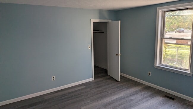 Building Photo - 716 Main St