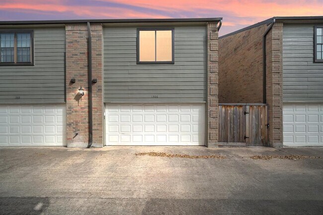Building Photo - 9850 Pagewood Ln