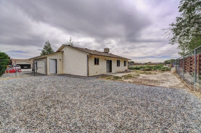 Building Photo - REALLY NICE HOME WITH DOUBLE CAR GARAGE!!!