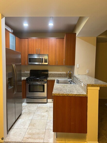 Building Photo - 620 S Gramercy Pl