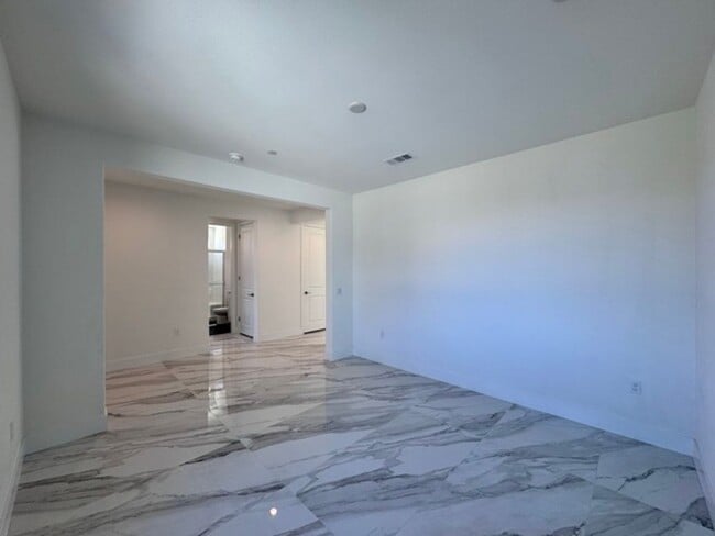 Building Photo - Spacious 5BD/3BA Home with Loft, Solar & B...