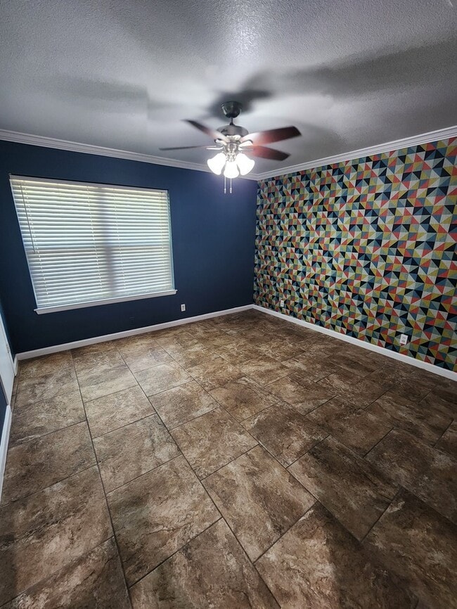 Building Photo - 4 bed 2 1/2 bath home, 2 car garage!