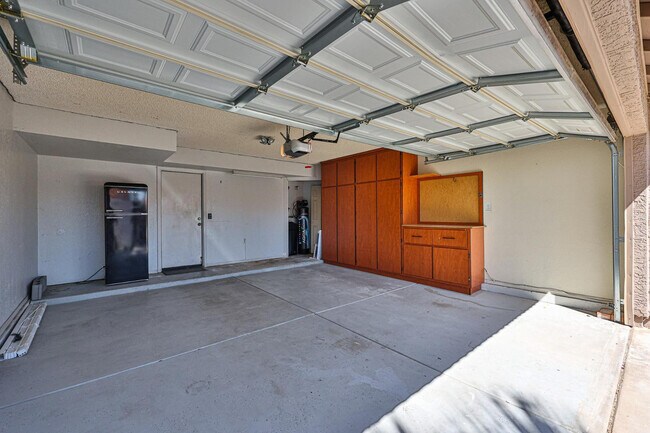 Building Photo - 3236 E Hiddenview Dr
