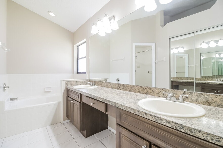 Building Photo - 164 Lakebreeze Cir