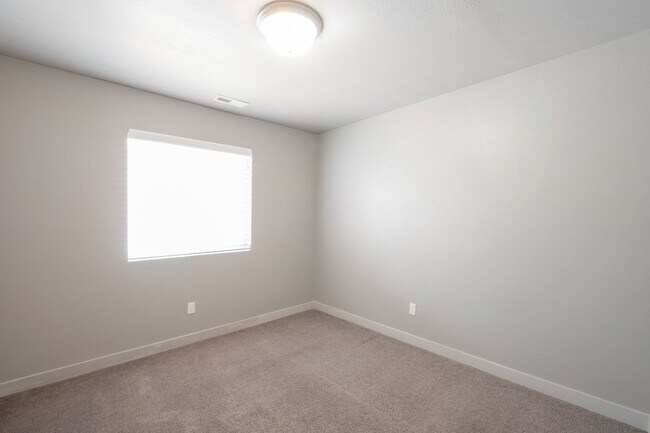 Building Photo - Awesome 2 Story Townhome in Vineyard w/ attached 2 car garage!