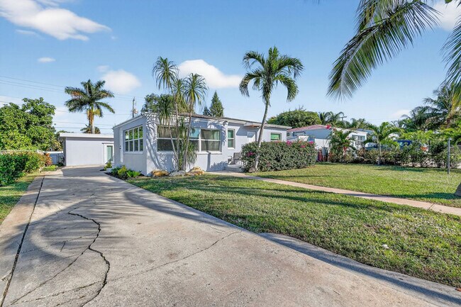 Building Photo - 823 Avenida Hermosa