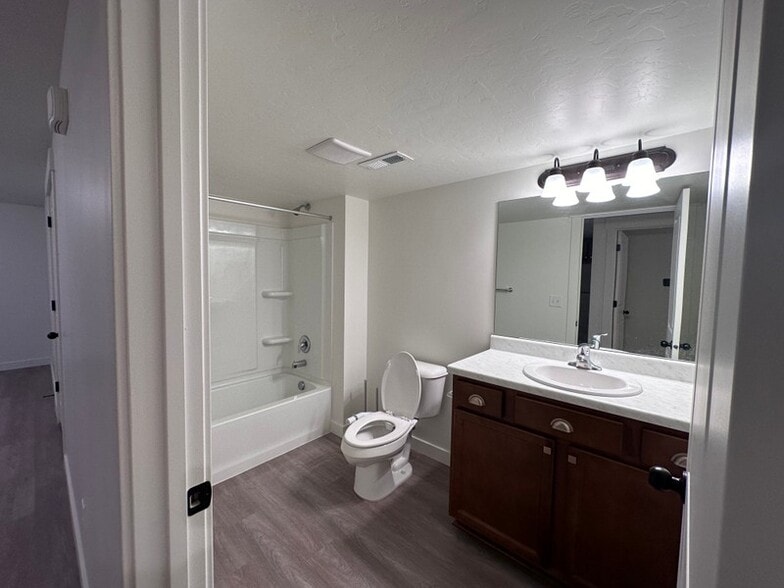 Building Photo - 933 E Blackfeet Dr