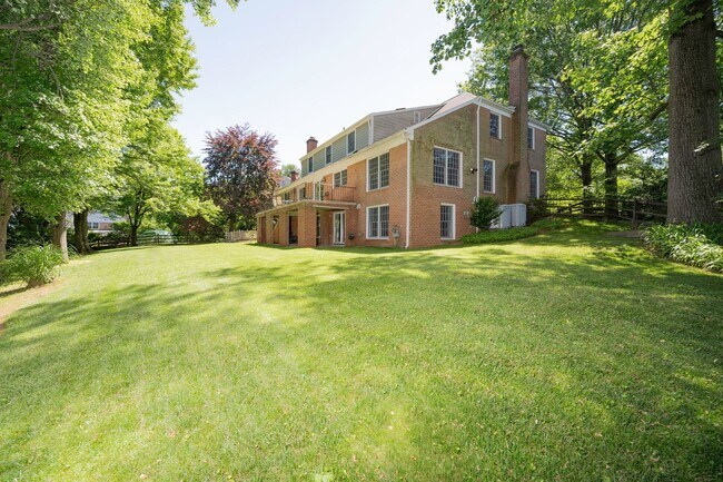 Building Photo - Luxurious Spacious and Bright , Gorgeous P...